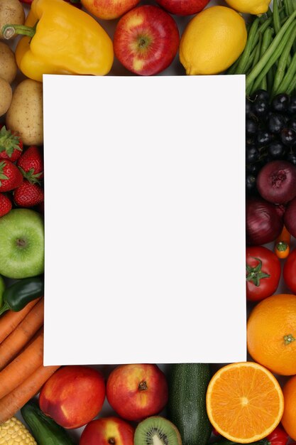 Foto blanco boodschappenlijstje met groenten en fruit met copyspace