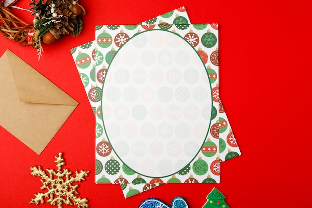 Foto blanco briefkaart envelop en kerst decor op rode achtergrond kopie ruimte