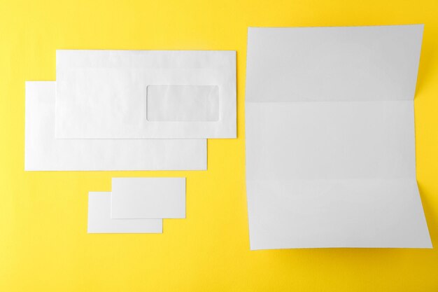 Blanco brochure envelop en kaart op gele achtergrond