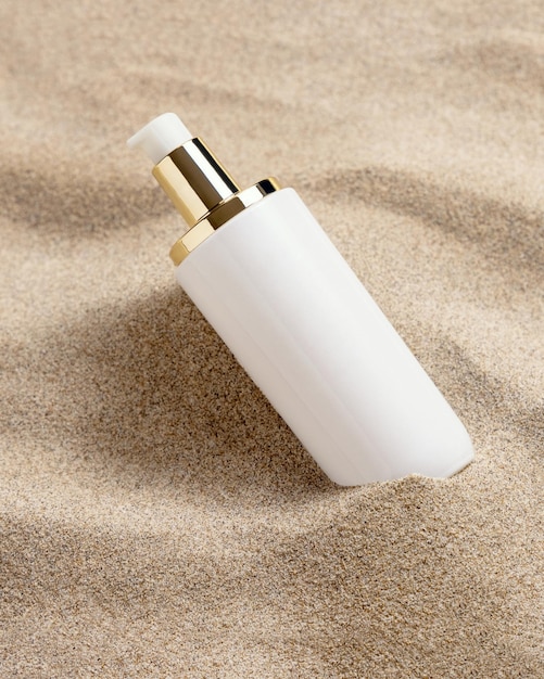 Blanco één pomp Crème fles op beige zand close-up Cosmetische mockup