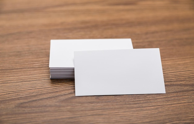 Blanco huisstijlpakket visitekaartje envelop &amp; brief op houten vloer