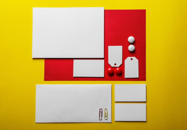 Blanco items als mockups voor branding op gekleurde achtergrond