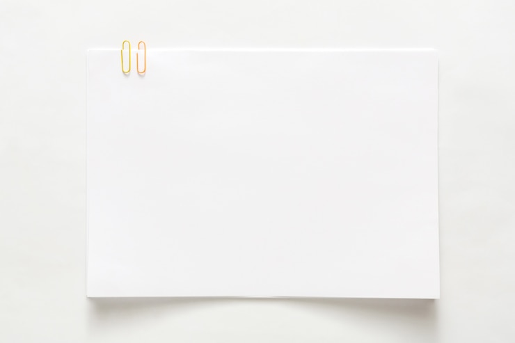 Foto blanco leeg vel papier bevestigd met clip