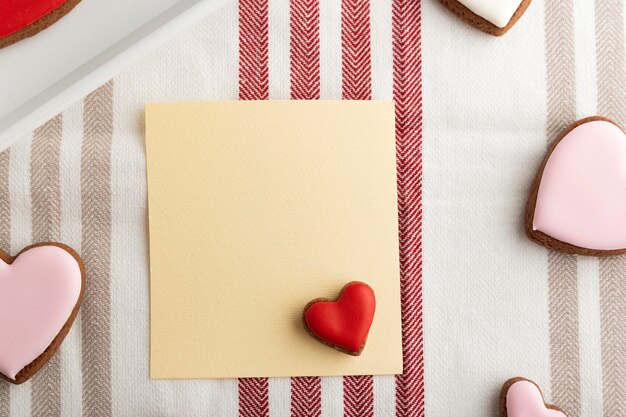 Blanco papier en hartvormige koekjes. Ruimte voor uw groeten. Moederdag. Valentijnsdag.