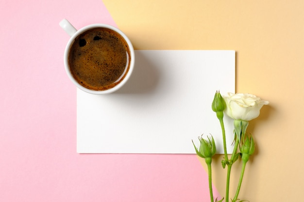 Blanco papier kaart met kopie ruimte, kopje koffie en witte rozen bloemen