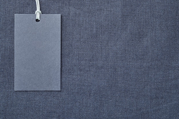 Blanco papier label op blauw linnen