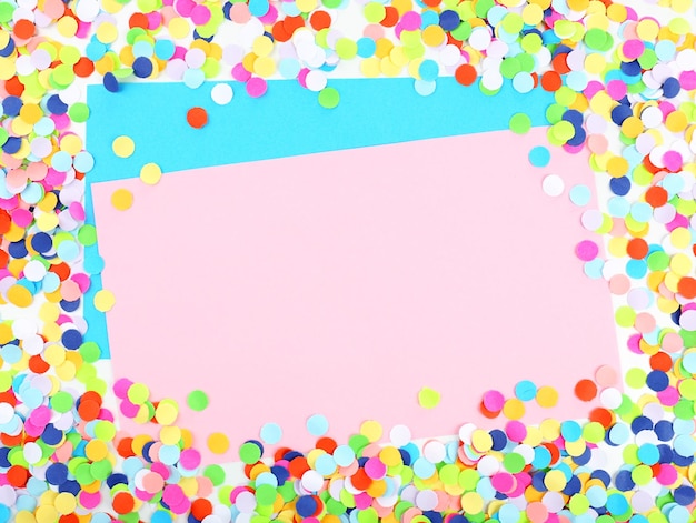 Blanco papier met confetti eromheen