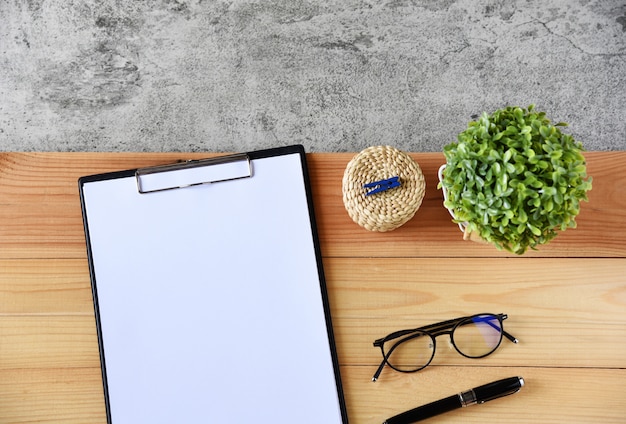 blanco papier op de houten tafel