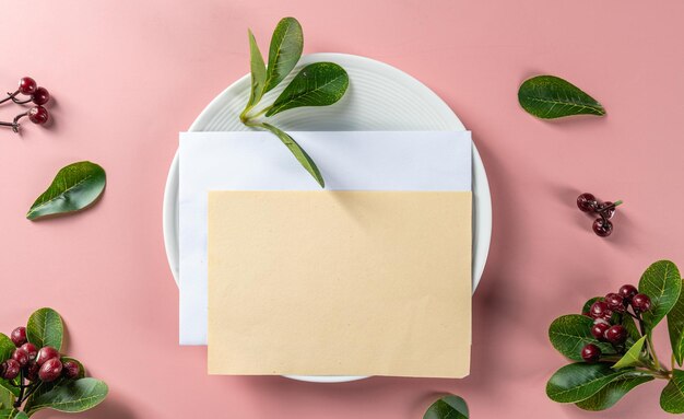 Blanco papier op plaat esthetische eettafel achtergrond