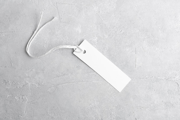 Blanco papier rechthoekige strip tag mockup geïsoleerd op een grijze achtergrond met kopie ruimte