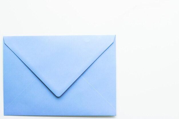 Blanco papieren enveloppen op marmeren flatlay achtergrond vakantie mail brief of postkaart bericht ontwerp