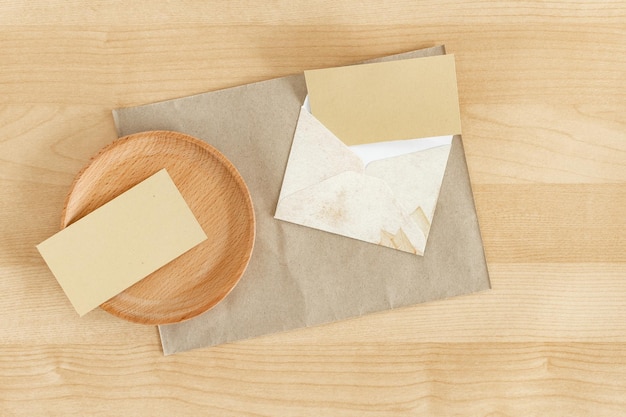 Blanco papieren kaart met rustieke envelop gerecycled papier op houten bureau