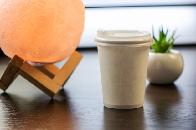 Blanco papieren koffiekopje met plastic dop