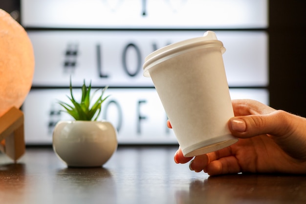 Blanco papieren koffiekopje met plastic dop