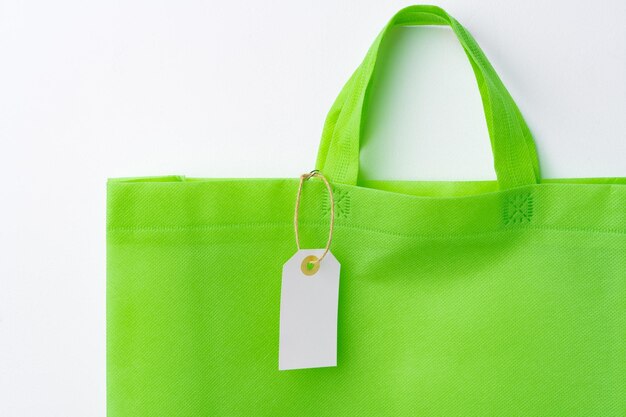 Blanco papieren label met shopper paperbag op witte achtergrond