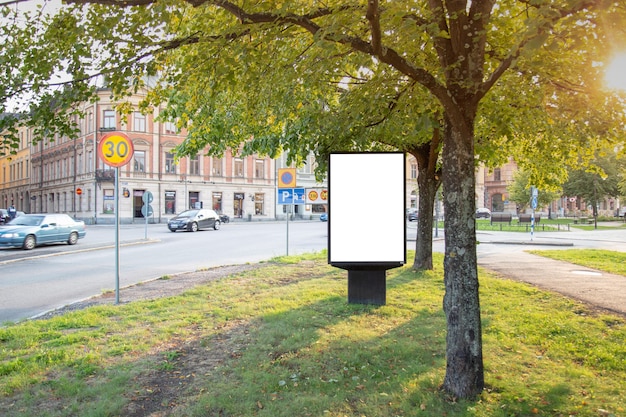 Foto blanco reclamebord spot omhoog op stadsweg voor tekstbericht of inhoud.