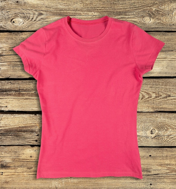 Foto blanco roze t-shirt op houten achtergrond