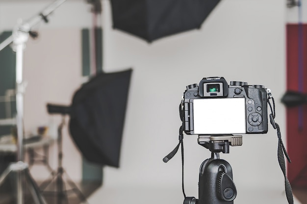 Blanco van een professionele camera, in een fotostudio, tegen de softbox lichtbronnen.