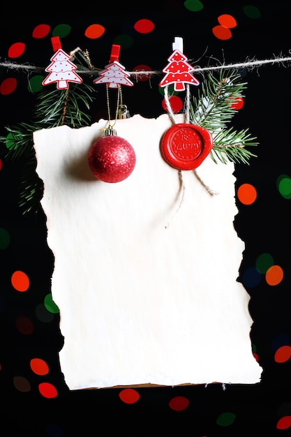 Blanco vel met kerstdecor op zwarte ondergrond met verlichting