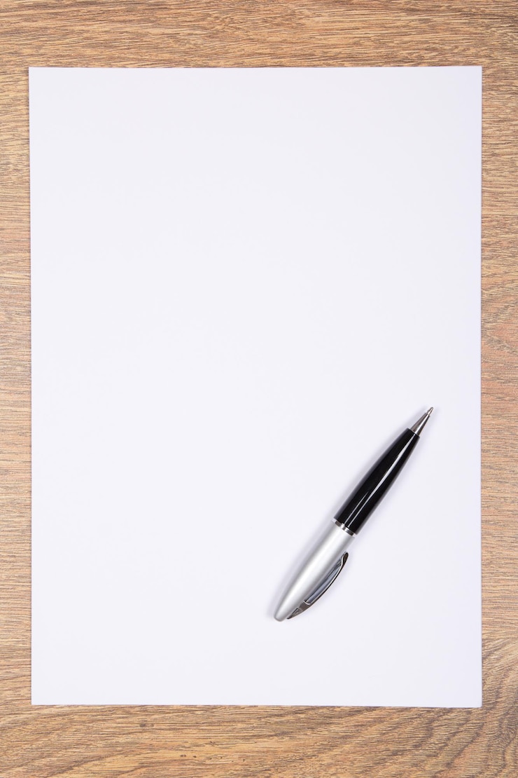 Foto blanco vel papier en pen op houten tafel