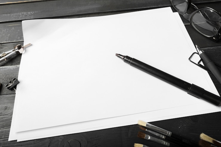 Foto blanco vel papier en potlood met glazen op houten tafel