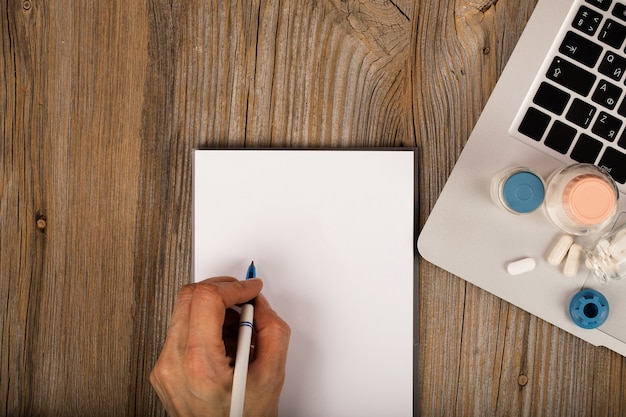 Blanco vel papier en vrouwelijke hand dicht bij het recept