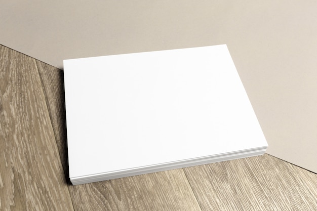 Foto blanco vel papier op houten tafel