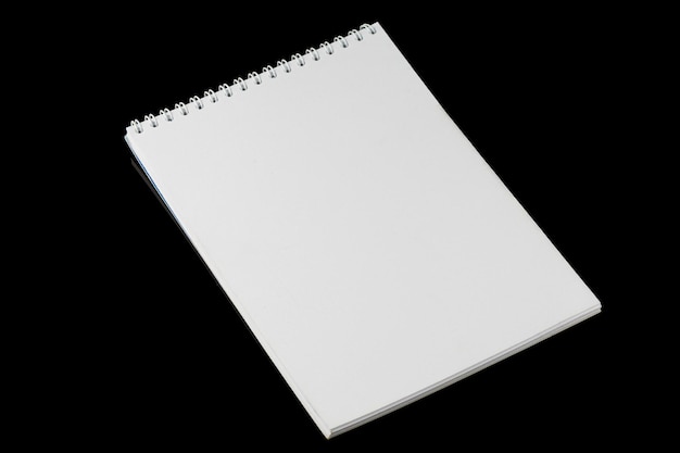 Blanco wit notitieboekje op een zwarte achtergrond