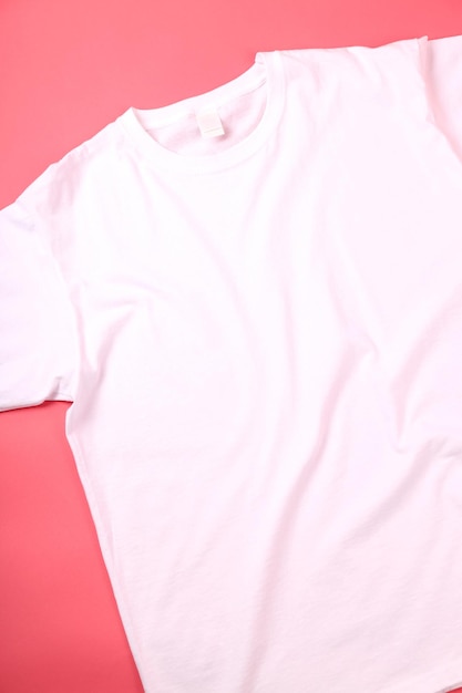 Blanco wit t-shirt met ruimte voor bedrukking op roze achtergrond