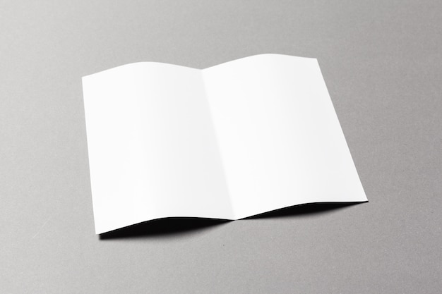 Blanco wit vel papier gevouwen als een gevouwen brochure