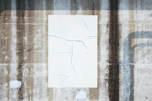 Blanco witte poster op betonnen muur in loftstijl