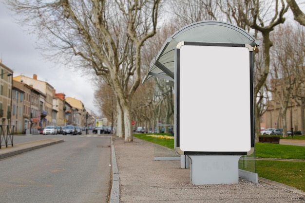 バス停で空白の広告のモックアップ