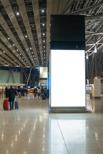 Cartellone pubblicitario in bianco sullo sfondo dell'aeroporto