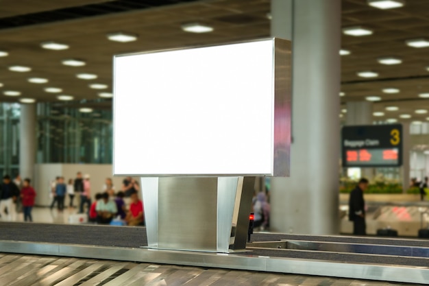 공항 대형 LCD 광고에 빈 광고 빌보드