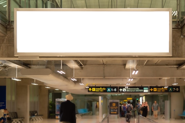 Airportmockup 포스터 미디어 템플릿 광고 디스플레이의 빈 광고 게시판