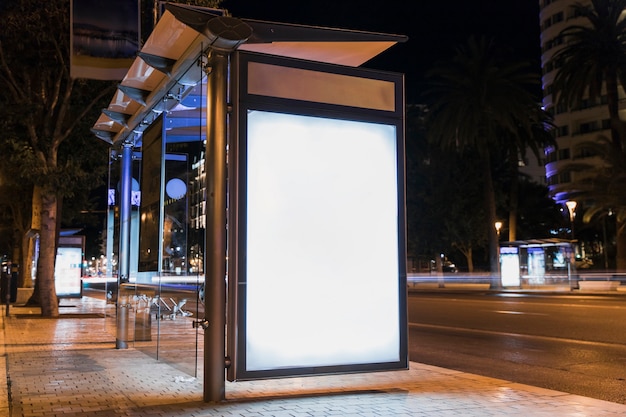 Cartellone pubblicitario vuoto sulla fermata dell'autobus della città