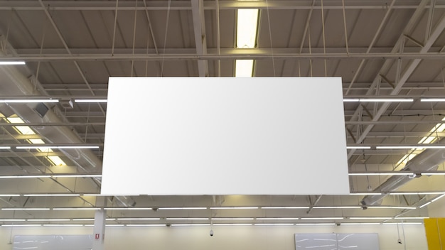 写真 スーパーマーケットにぶら下がっている空白の広告看板