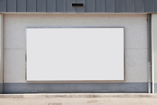 Фото Пустой рекламный щит на бетонной стене