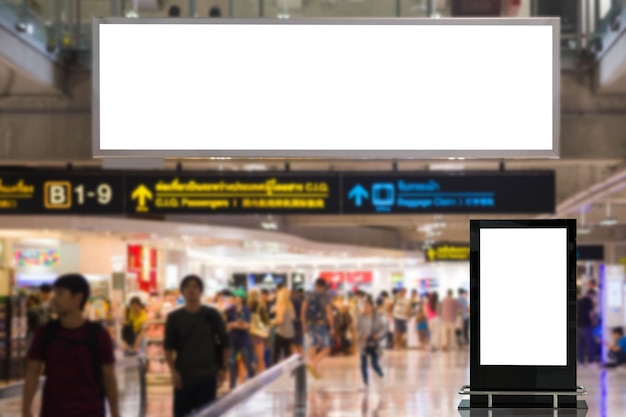 Cartelloni pubblicitari vuoti in aeroporto