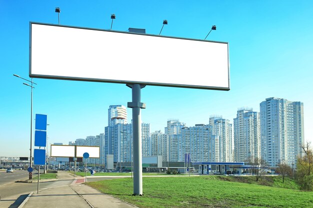 Foto scheda pubblicitaria vuota in una strada della città