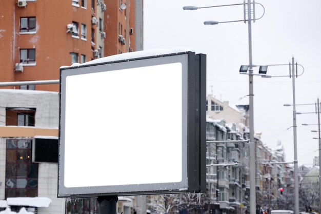 Foto tabella pubblicitaria vuota in una strada della città