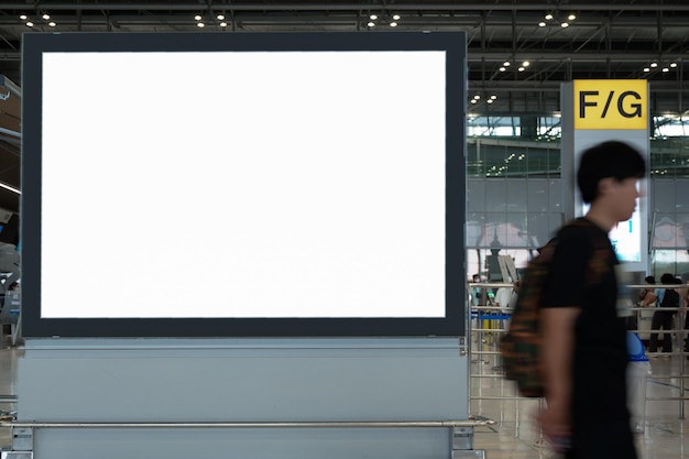 Foto cartellone vuoto in aeroporto per pubblicizzare o esporre il tuo prodotto