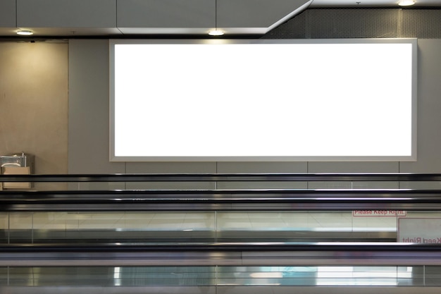 Foto un cartellone bianco all'aeroporto