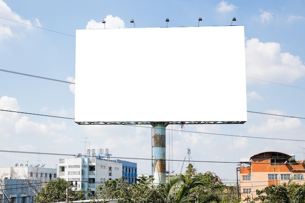 新しい広告のための空白の看板