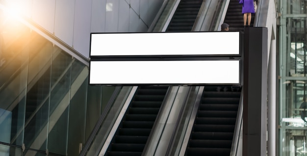 Фото Пустой рекламный щит в аэропорту, пустой рекламный щит на аэродроме.