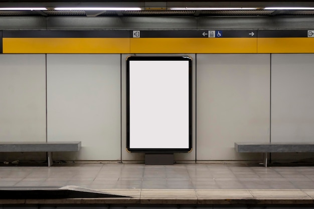 写真 地下鉄の駅でモックアップされた空白の看板