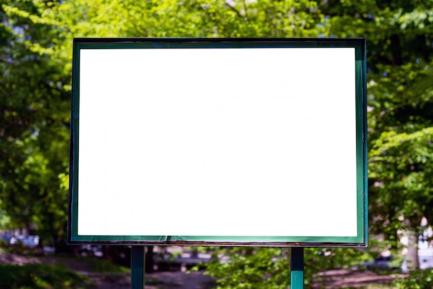 Foto cartellone bianco nel parco