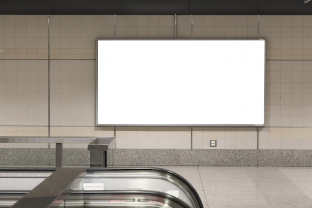 Фото Пустые рекламные щиты на рекламной площадке в метро.