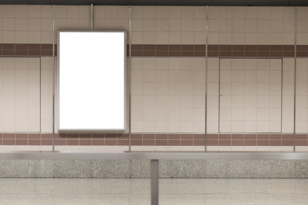 広告のための地下鉄駅の空白の看板ポスター。
