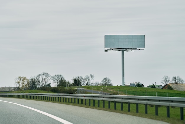Пустой рекламный щит или шаблон дорожного знака на шоссе Пустой макет рекламного щита для рекламы, расположенный на автомагистрали